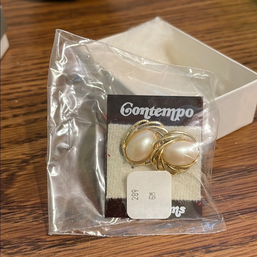 Vintage Contempo Gold and faux pearl pierced Earrings